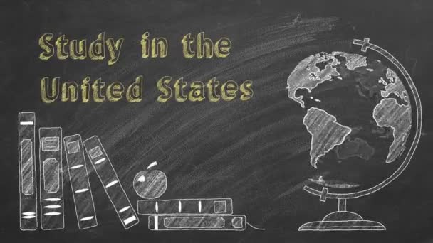 Study United States と書かれた回転する地球と教科書は黒板にチョークで描かれている 留学の概念 — ストック動画