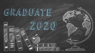 Harfli GRADUATE 2020, dönen dünya ve okul kitapları tahtaya tebeşirle çiziliyor. 