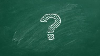 Soru işareti bir ampule dönüşüyor. Tahtaya tebeşir çizimi.