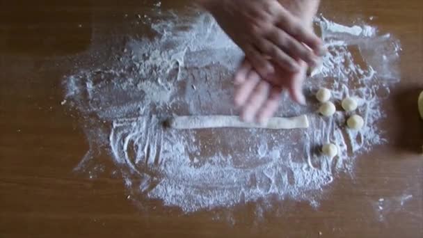 Mujer preparando ñoquis — Vídeos de Stock