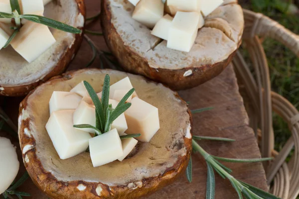 Karljohansvamp fylld med ost och rosmarin — Stockfoto