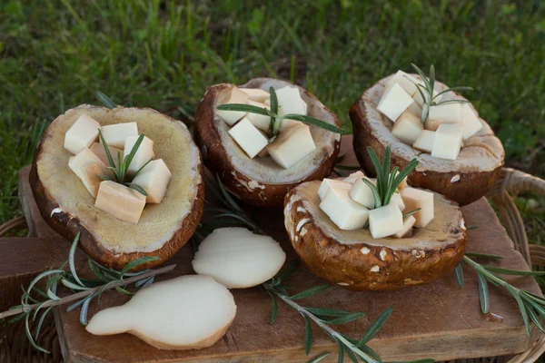 Steinpilze und Scamorza — Stockfoto