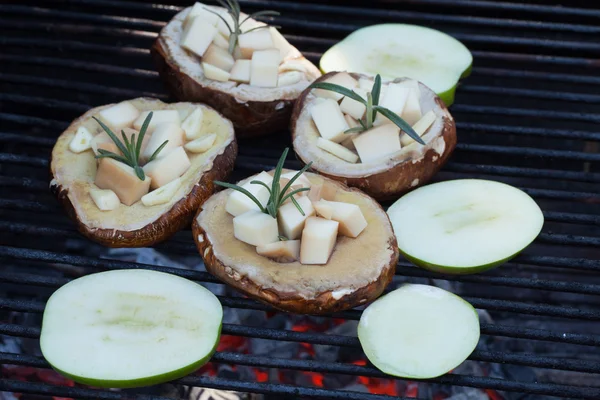 Scamorza gefüllte Steinpilze und grüne Apfelscheiben — Stockfoto