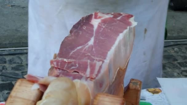 Man skivor Prosciutto — Stockvideo