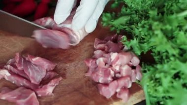 Mutfak tahta üzerinde kesme domuz eti