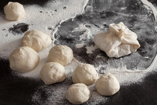 Dumplings crus na farinha — Fotografia de Stock