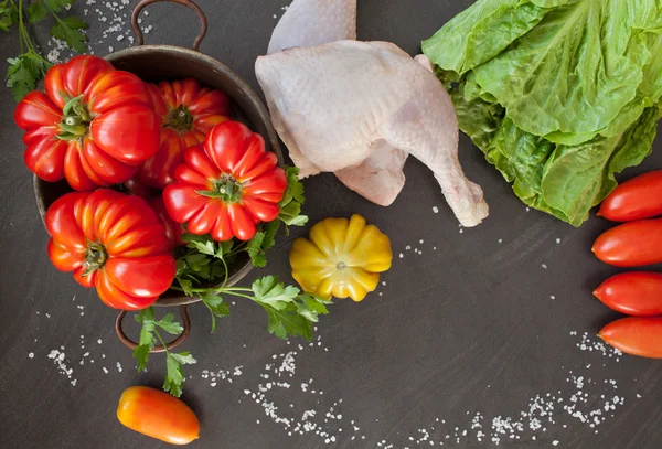 Aves de capoeira cruas e legumes — Fotografia de Stock