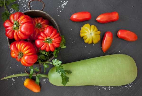Verduras frescas en la mesa — Foto de Stock