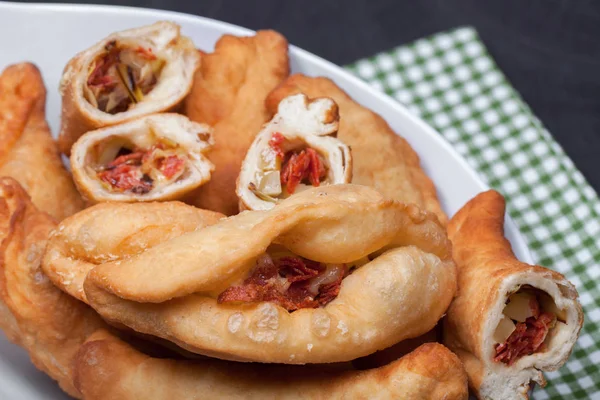 Ciotola con Panzerotti fritti — Foto Stock