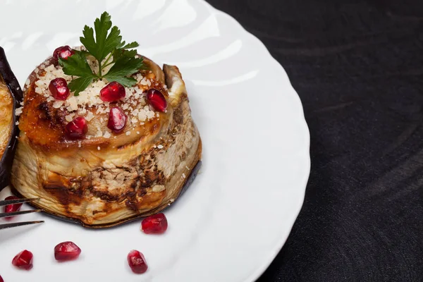 Piatto con piatto di melanzane — Foto Stock