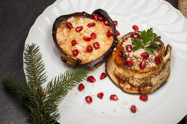 Assiette avec aubergine Zuccotto décorée pour Noël — Photo