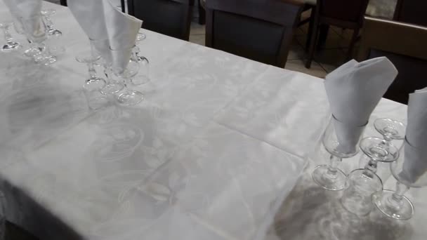 Tischset mit Gläsern und Tischdecke — Stockvideo
