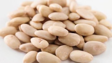 Soyulmuş badem portre