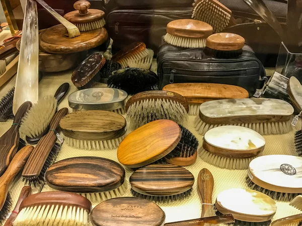 Brushes Collection In Shop Window — Stock Photo, Image