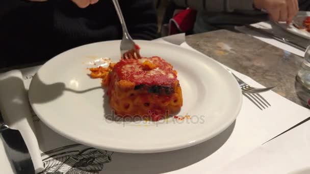 Comer Timbale siciliano — Vídeo de Stock