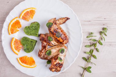 Ispanak püresi ile marine edilmiş tavuk kanadı