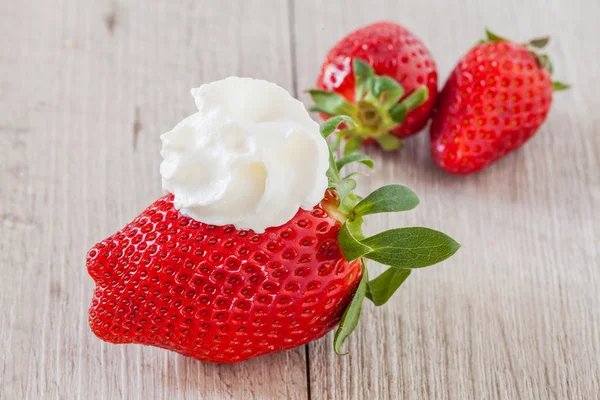 Frische Erdbeeren mit Schlagsahne — Stockfoto