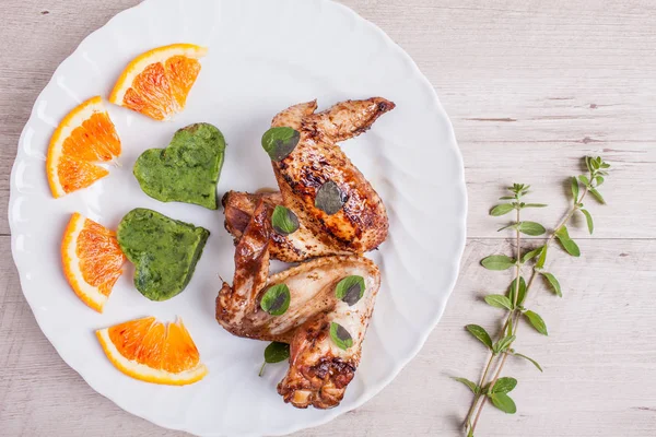 Marinated Chicken Wings With Spinach Puree — Stock Photo, Image
