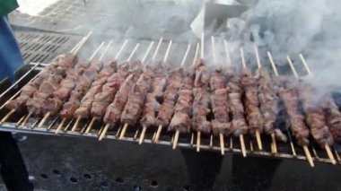 Barbekü Izgara Üzerinde Kuzu Şişler