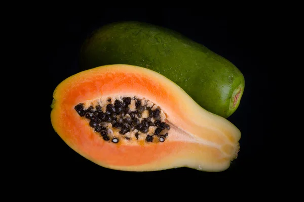 Papaya-Frucht isoliert auf schwarz — Stockfoto