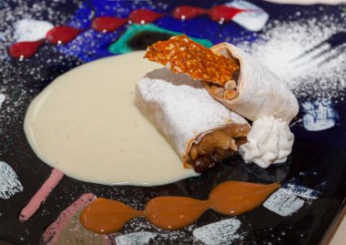 Apple Strudel krem üsteki