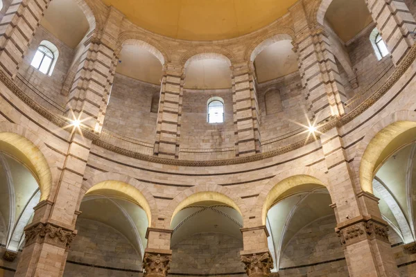 Interior do batistério de Pisa — Fotografia de Stock