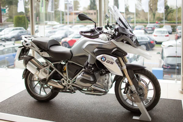 Motocykl BMW v showroomu — Stock fotografie