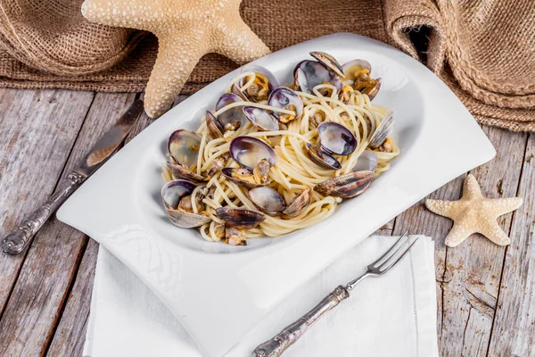 Spaghetti met venusschelpen — Stockfoto