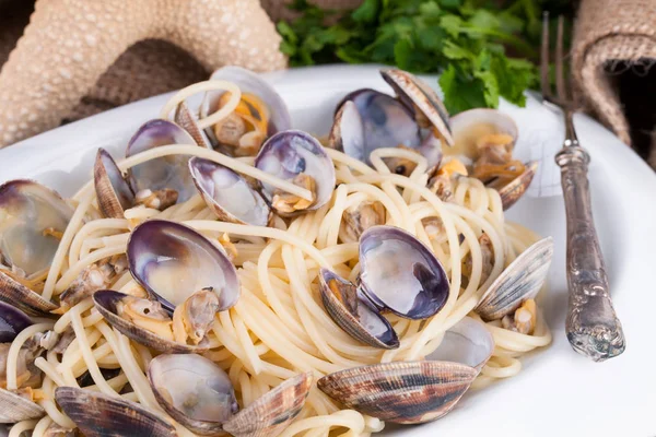 Spaghetti med musslor närbild — Stockfoto