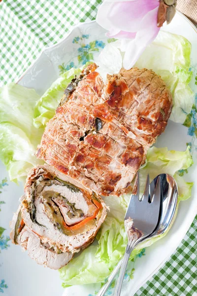 Turki Roll On Plate With Lettuce — Stok Foto