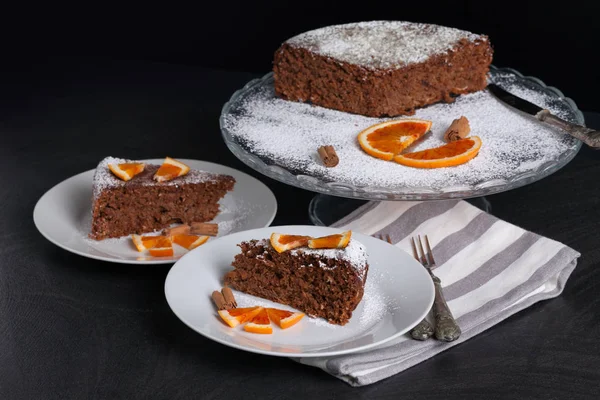 Weicher Kuchen mit Schokolade und Orangen — Stockfoto