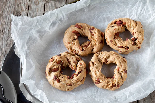 Tablett mit Taralli-Keksen — Stockfoto