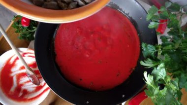 Domates soslu deniz salyangoz yemek