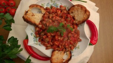 Deniz salyangozları domates sosu İtalyan tabak