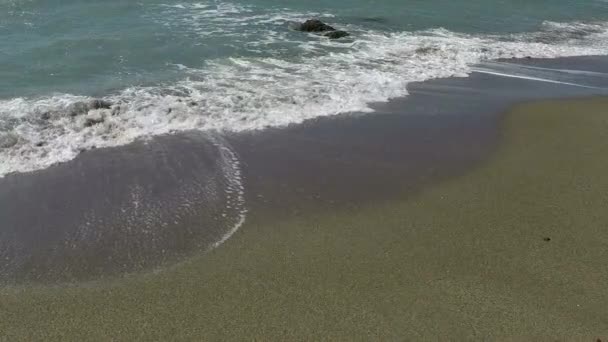 Golven op het zand — Stockvideo