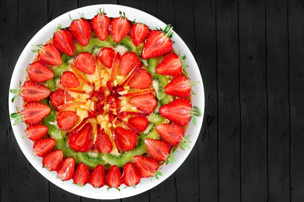 Torta de frutas com morangos, Kiwi e pêssego — Fotografia de Stock
