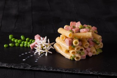 Bezelye ve jambon ile makarna