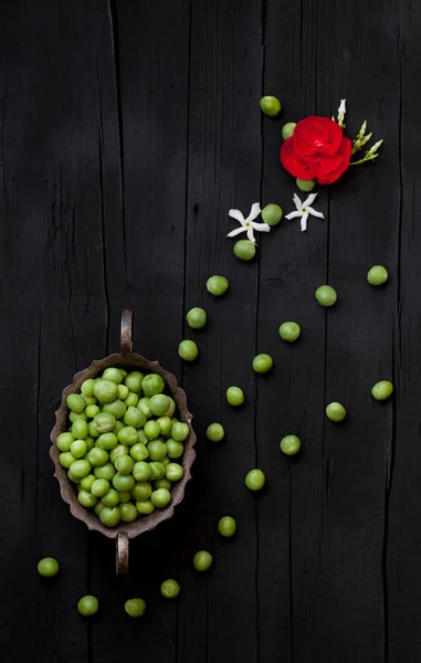 Зеленый горошек на художественном фоне — стоковое фото