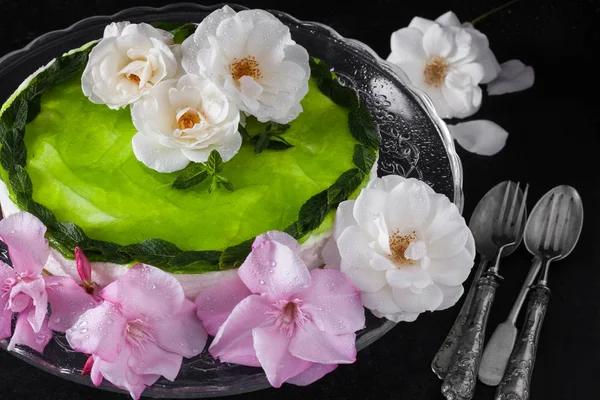 Mojito-Kuchen und Rosen — Stockfoto