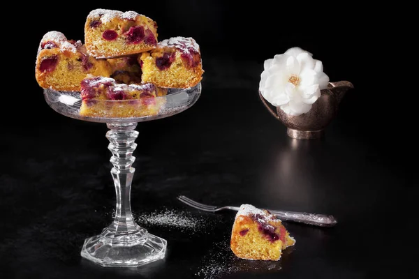 Plumcake de cerejas em suporte de bolo de cristal — Fotografia de Stock