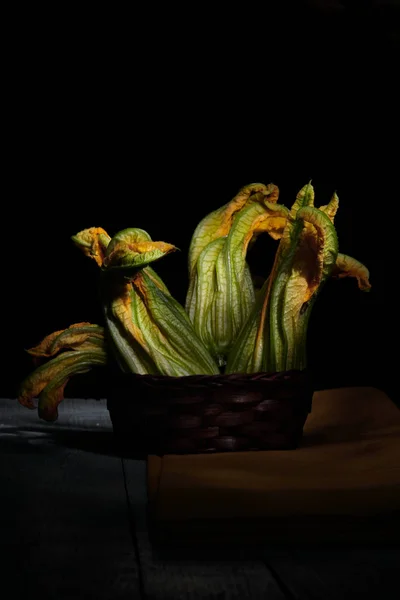 Flores de calabacín crudo —  Fotos de Stock