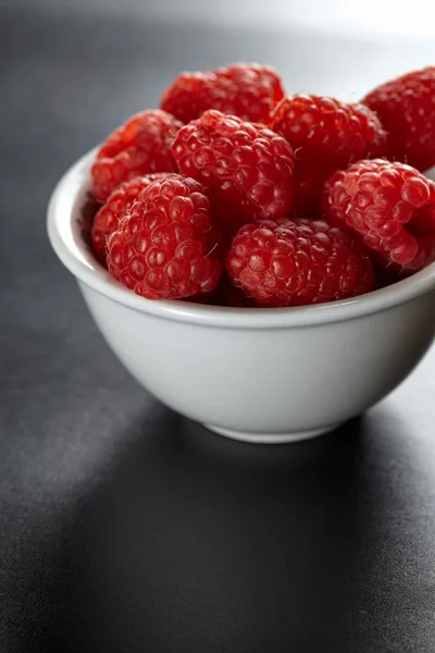 Čerstvé maliny v podsvícení — Stock fotografie