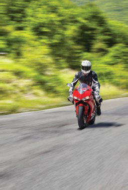 Sürüş ülke yolda motosikletçi