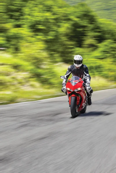 Sürüş ülke yolda motosikletçi — Stok fotoğraf