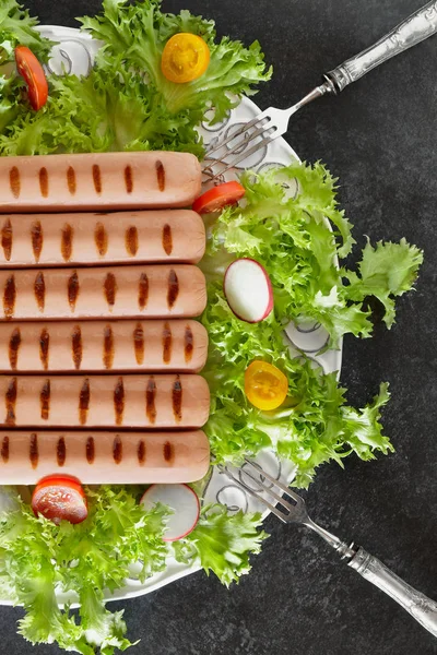 Wurst grelhado e salada — Fotografia de Stock