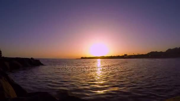 Denizin üstünde gün batımı — Stok video