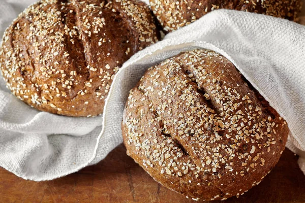 Loafs de pão de sementes integrais — Fotografia de Stock