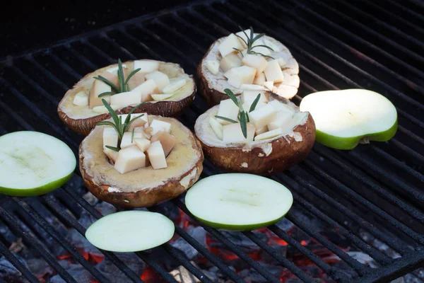 Steinpilze gefüllt mit Käse auf heißem Grill — Stockfoto