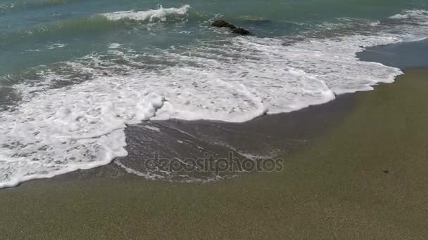 Ondas na areia — Vídeo de Stock