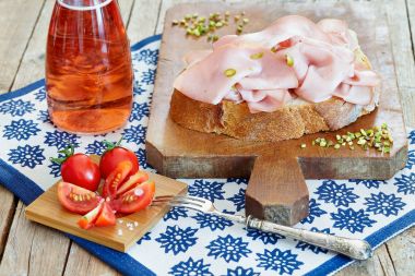 Mortadella ekmek ve Rose şarap